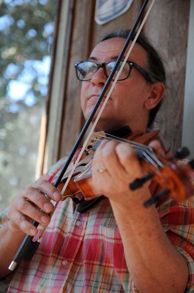 Fiddle shop strings together music and craftsmanship