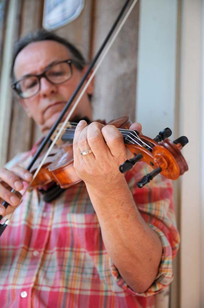 Fiddle shop strings together music and craftsmanship