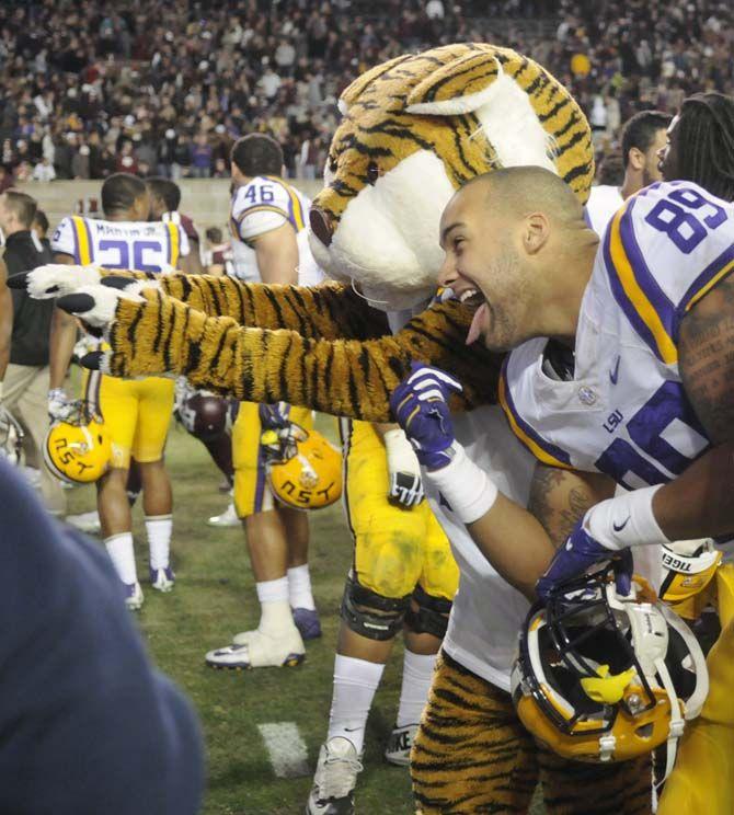 LSU sophomore tight end DeSean Smith (89) celebrates alongside Mike the tiger during the Tigers' 23-17 victory against Texas A&amp;M on Thursday, Nov.27, 2014 in Kyle field.