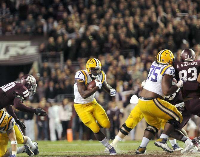 LSU freshman running back Leonard Fournette (7) runs the ballduring the Tigers' 23-17 victory against Texas A&amp;M on Thursday, Nov.27, 2014 in Kyle field.