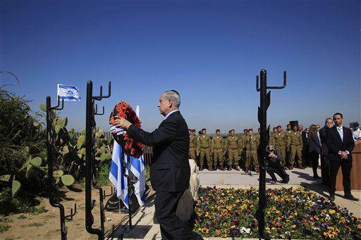 Israeli Prime Minister Benjamin Netanyahu lays a wreath during the memorial ceremony of former Israeli Prime Minister Ariel Sharon, on the 1st anniversary of his death at his grave site, in Havat Shikmim southern Israel, Thursday, Jan. 29, 2015.(AP Photo/Tsafrir Abayov)