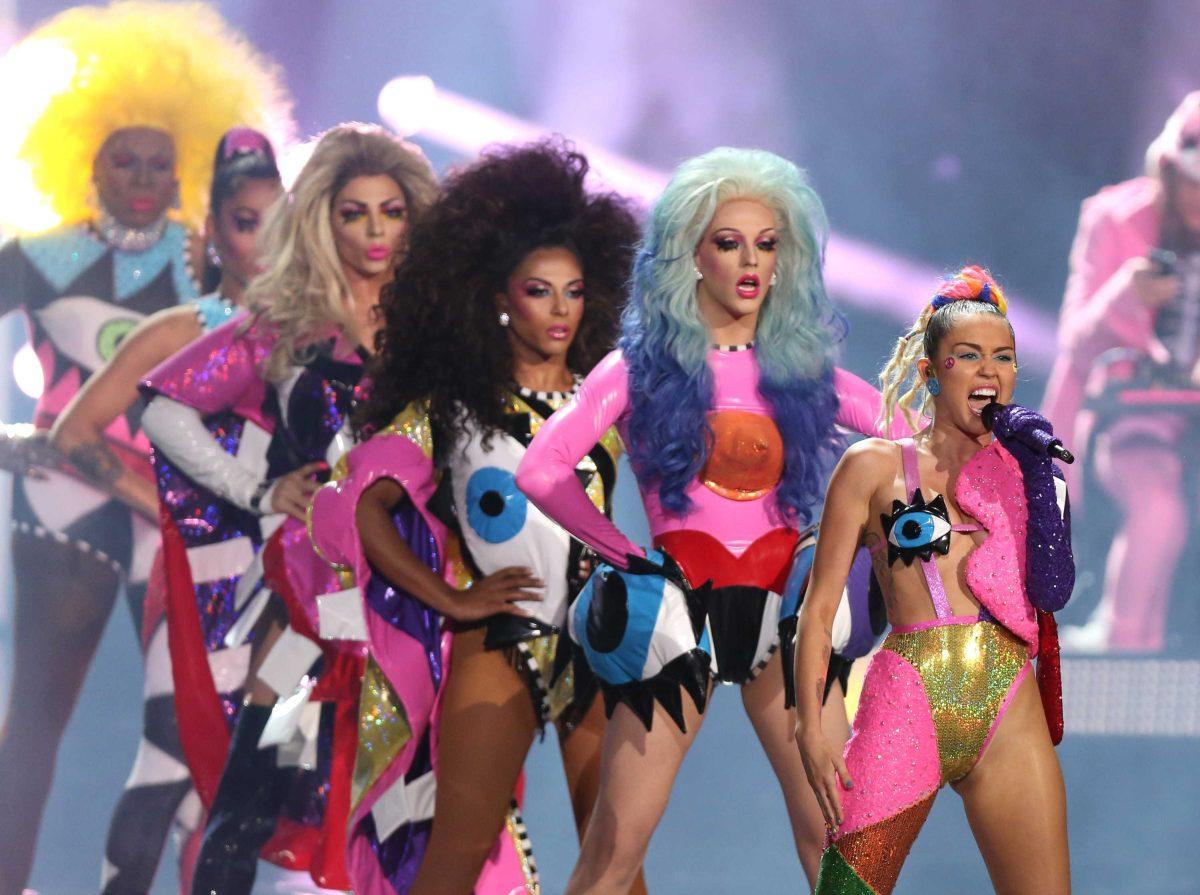 Miley Cyrus, right, performs at the MTV Video Music Awards at the Microsoft Theater on Sunday, Aug. 30, 2015, in Los Angeles. (Photo by Matt Sayles/Invision/AP)