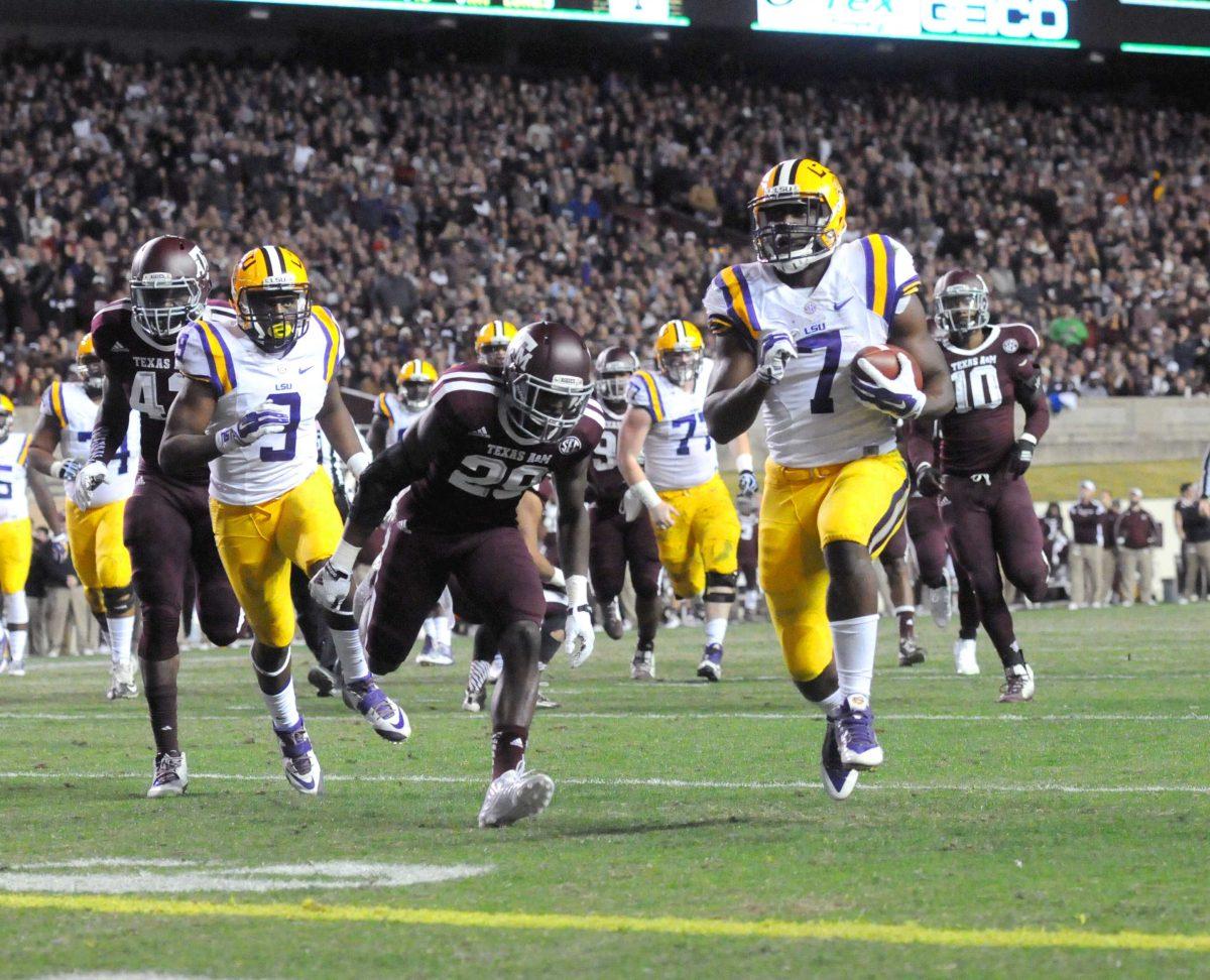 LSU freshman running back, Leonard Fournette (7), scores a touchdown against Texas A&amp;M in Kyle Field, College Station on Thursday, November 27, where Tigers lead 17-7 during halftime.