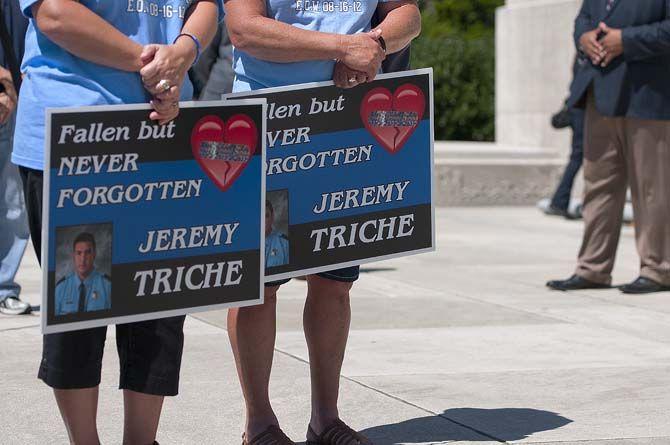 Jindal holds prayer rally for fallen officers