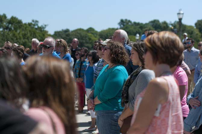 Jindal holds prayer rally for fallen officers