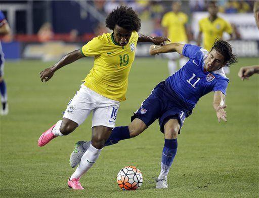 Brazil's Willian, left, and United States&#8217; Alejandro Bedoya contend for the ball during the first half of an international friendly soccer match Tuesday, Sept. 8, 2015, in Foxborough, Mass. (AP Photo/Stephan Savoia)