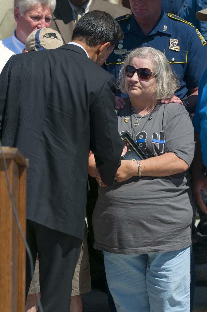 Jindal holds prayer rally for fallen officers