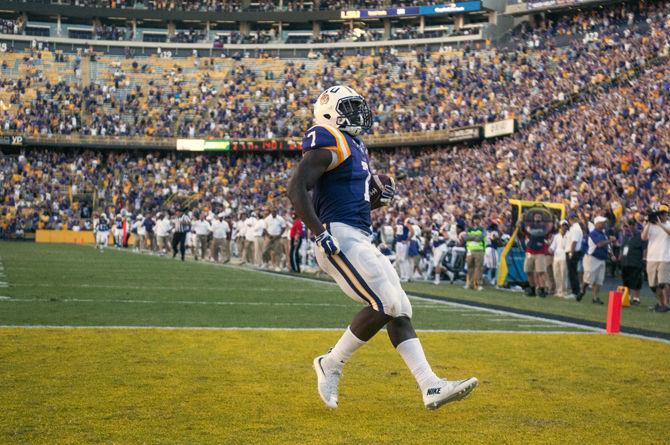 LSU sophomore running back Leonard Fournette (7) scores a touchdown during the Tigers&#8217; 45-24 victory against the University of South Carolina on Saturday, Oct. 10, 2015 in Tiger Stadium.