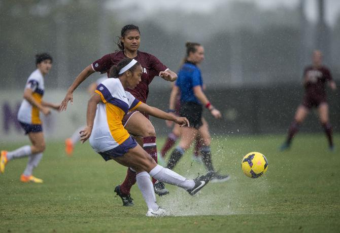 LSU freshman forward Alex Thomas (9) kicks the ball during the Tigers&#8217; 1- 1 draw against South Carolina on Sunday, Oct. 25, 2015 in the LSU soccer stadium.