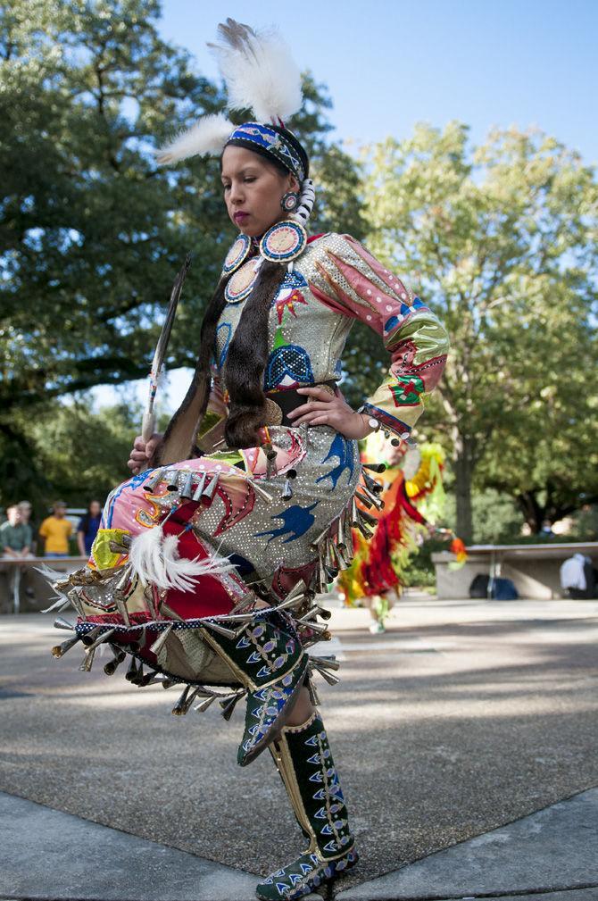 Native American Student Organization shares cultures through traditional dances