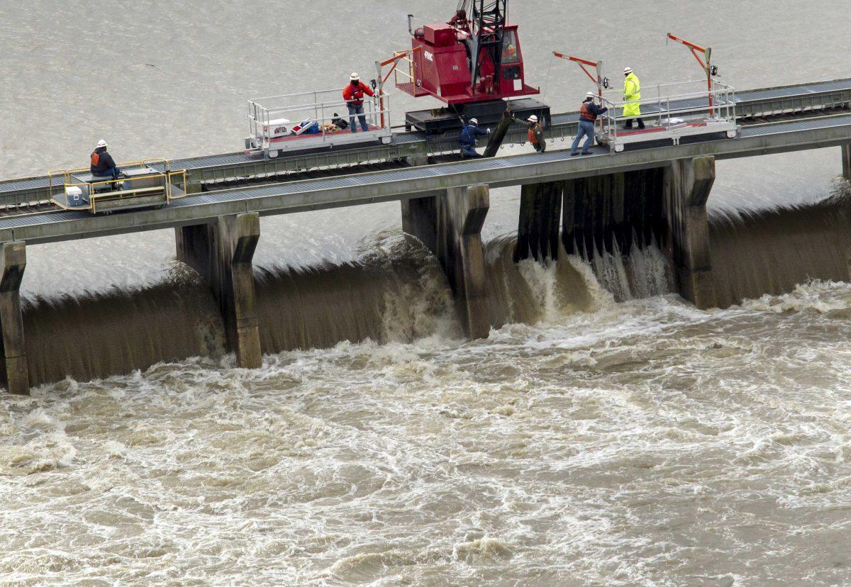 Workers with the U.S. Army Corps of engineers pull wooden pins to drain water from the&#160;Mississippi&#160;River&#160;into the Bonnet Carre Spillway Sunday, Jan. 10, 2016, in Norco, La. The&#160;Mississippi&#160;River&#160;water levels are rising because of heavy December rain in the Midwest. The opening of the Bonnet Carre Spillway helps relieve pressure on New Orleans-area levees by making sure the water doesn&#8217;t flow faster than 1.25 million cubic feet per second through the city. (Scott Threlkeld/The Advocate via AP)