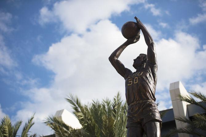 LSU basketball legend Bob Pettit immortalized with statue