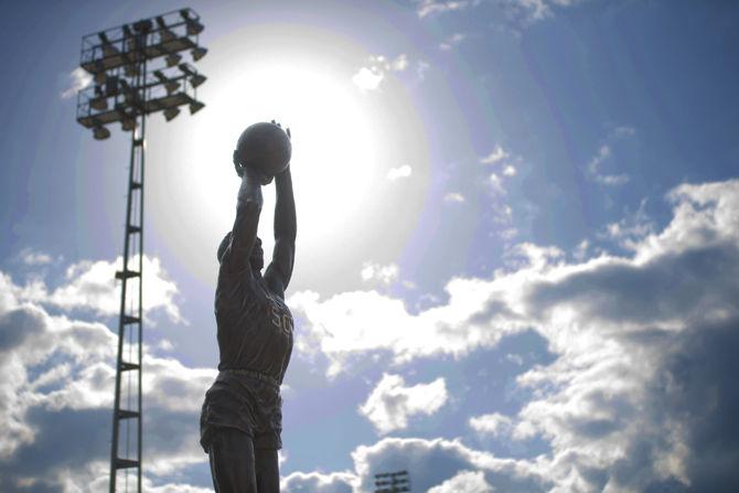 LSU basketball legend Bob Pettit immortalized with statue