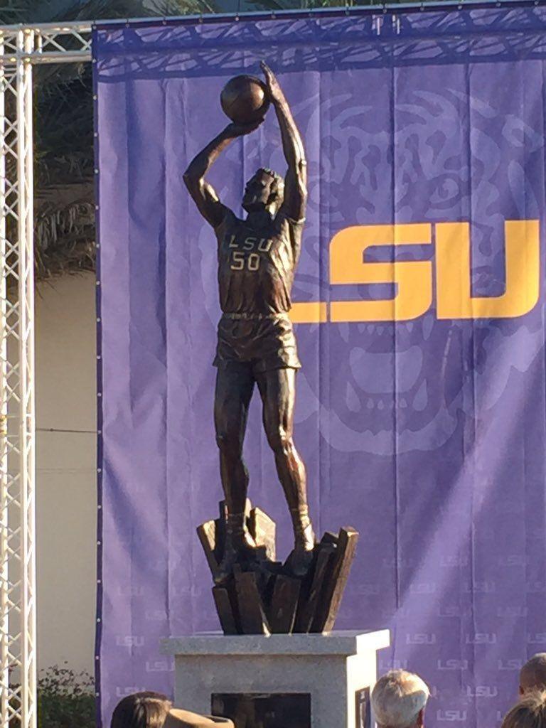 A statue is dedicated to Bob Pettit on Saturday, Feb. 27.