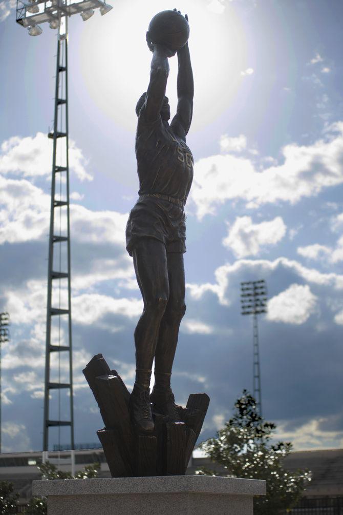 LSU basketball legend Bob Pettit immortalized with statue