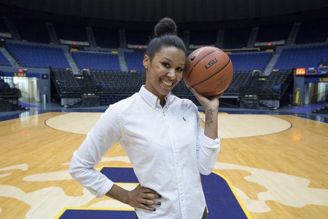 Women's basketball players Bethel and Hyder have fun shopping, rapping