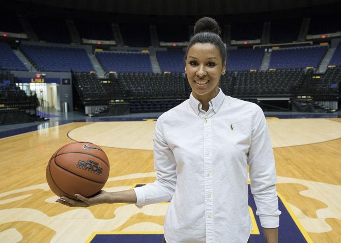 Women's basketball players Bethel and Hyder have fun shopping, rapping