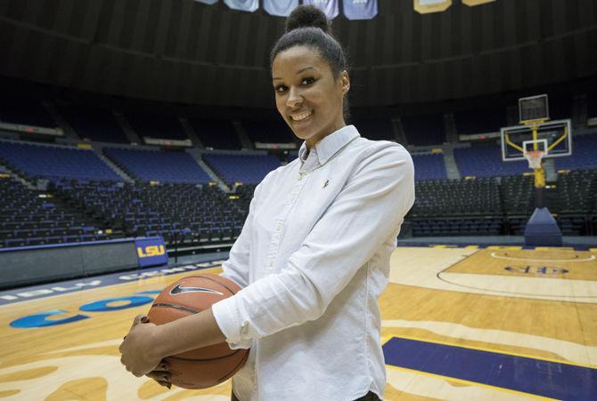 Women's basketball players Bethel and Hyder have fun shopping, rapping