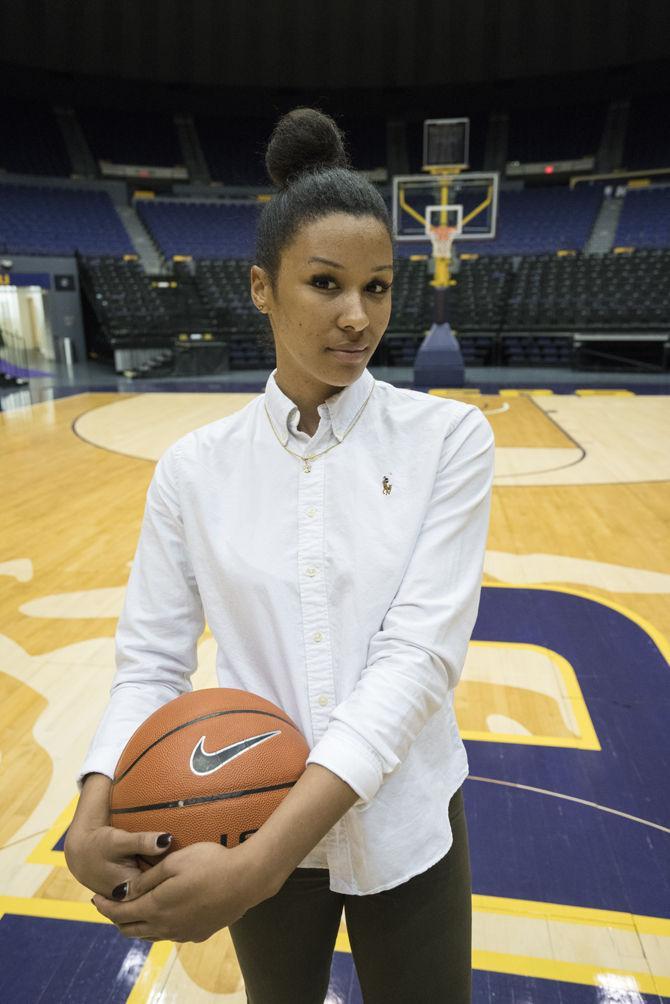 Women's basketball players Bethel and Hyder have fun shopping, rapping