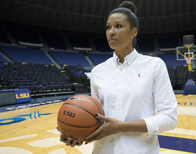 Women's basketball players Bethel and Hyder have fun shopping, rapping