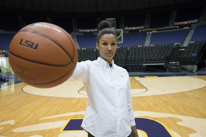 Women's basketball players Bethel and Hyder have fun shopping, rapping