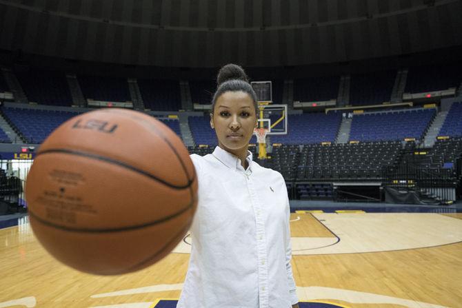 Women's basketball players Bethel and Hyder have fun shopping, rapping