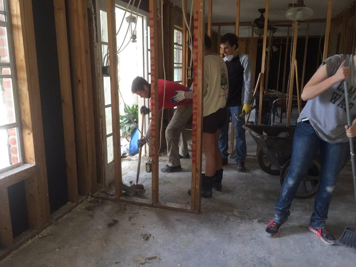 LSU students from Christ the King Church met to help the recovery efforts in the Baton Rouge area.