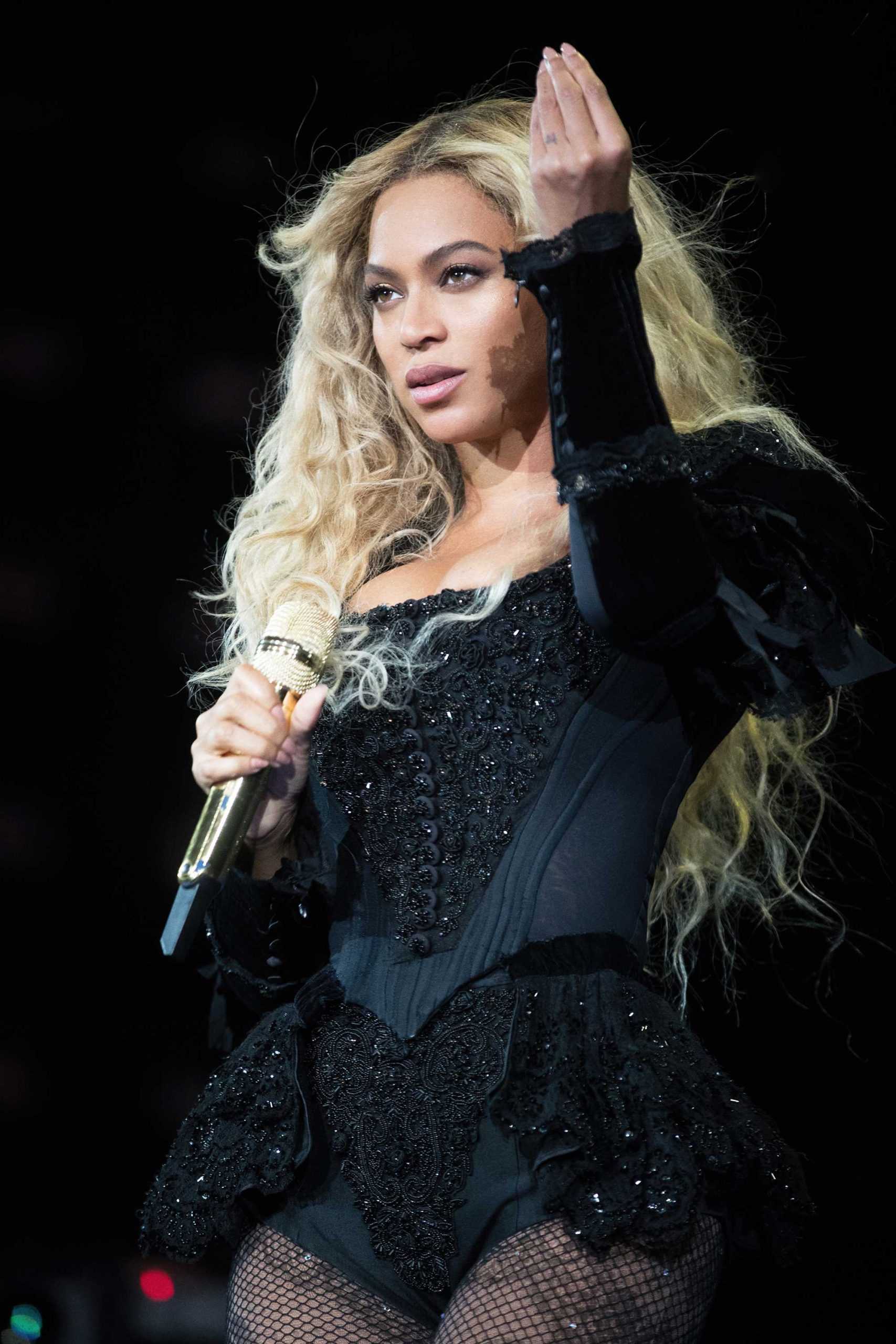 Beyonc&#233; concert unifies fans, mixes old favorites with new hits