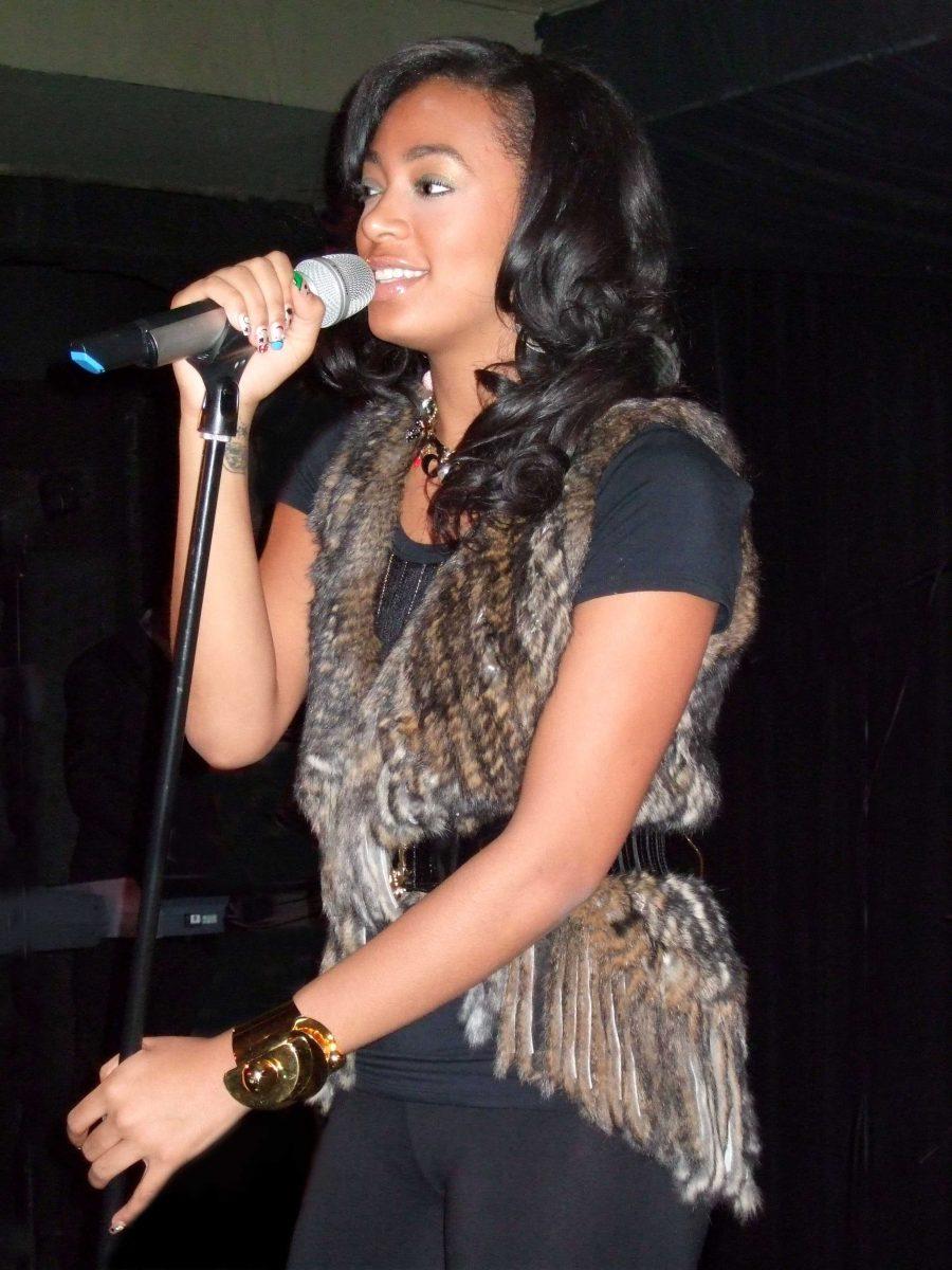 Solange Knowles performing in Manchester, England at The Ruby Lounge in late 2008.