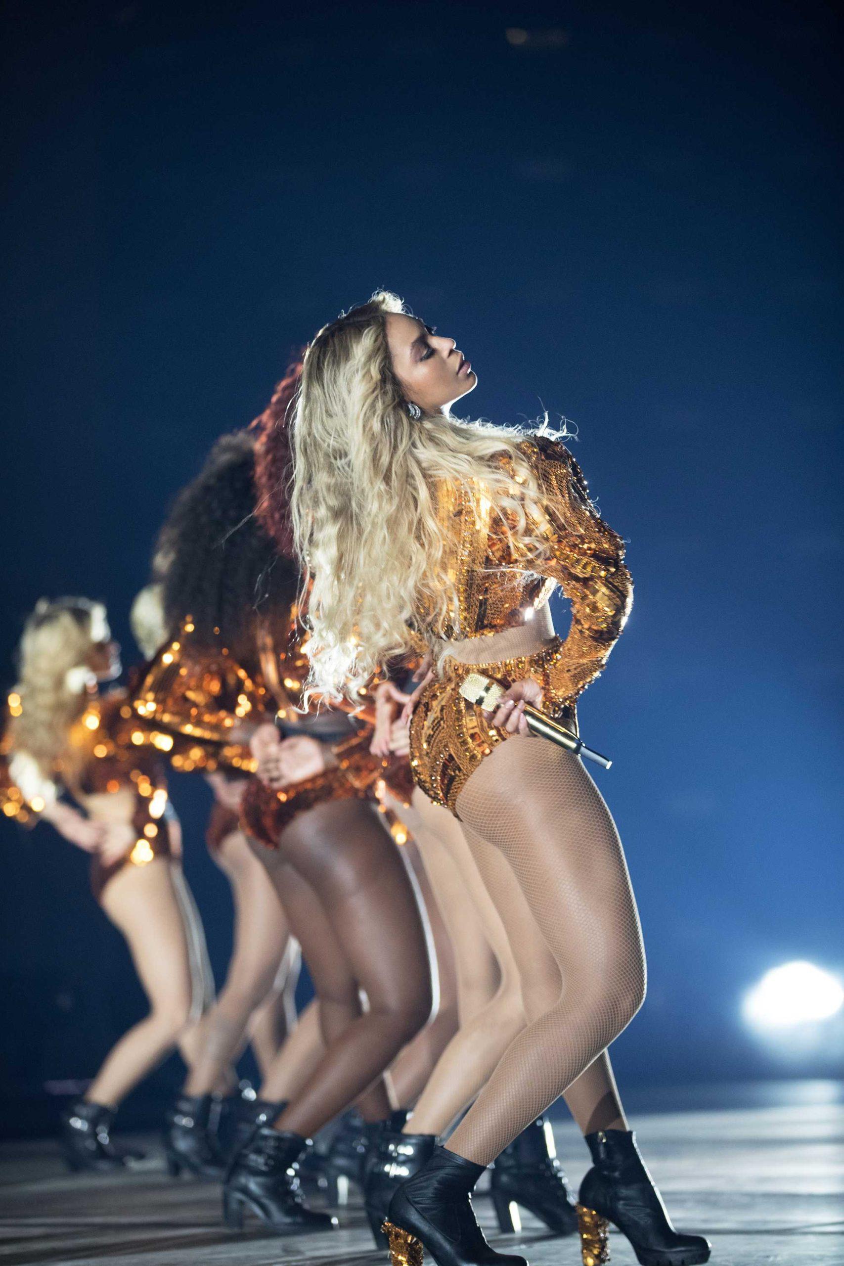 Beyonc&#233; concert unifies fans, mixes old favorites with new hits