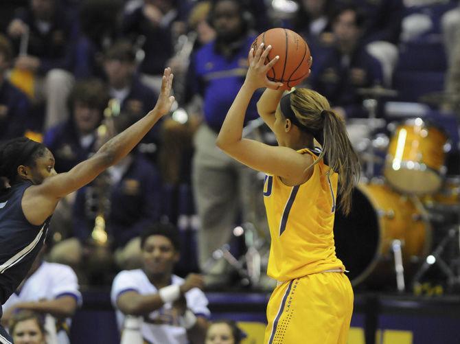 Tigers drop first game of season in 76-53 loss to No. 3 UConn