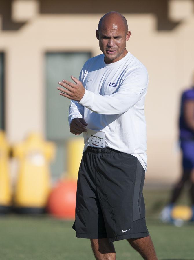 LSU associate head coach and defensive coordinator Dave Aranda instructing players on Tuesday Oct. 11, 2016 during the Tigers' football practice at the LSU practice facility.