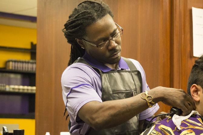 Dorm Room Kutz barber Devan Lang trims a client's hair on Monday, Jan. 09, 2017 in the LSU Student Union.