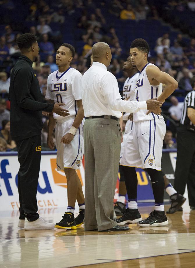 LSU Head Coach Johnny Jones talks to freshman guard Skylar Mays (4) during the Tigers' 91-69 win against Wofford on Nov. 12, 2016 in the PMAC.