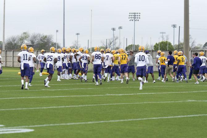 LSU football practice report: Weathersby out; Washington practices