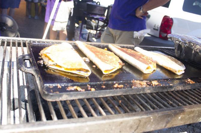 Krewe of Old School cooks traditional grub for LSU Homecoming Game