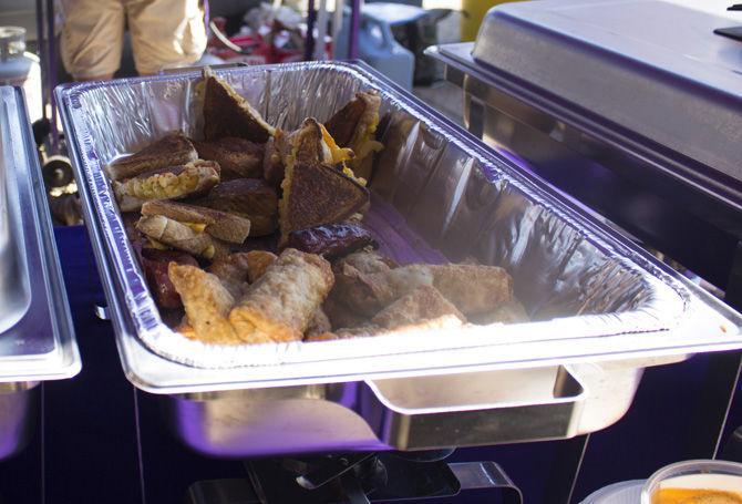 Krewe of Old School cooks traditional grub for LSU Homecoming Game