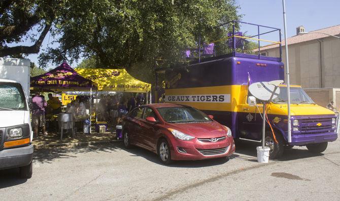 Tailgate Tales: 17-year tailgate veterans upgrade experience by adding deck to roof of truck