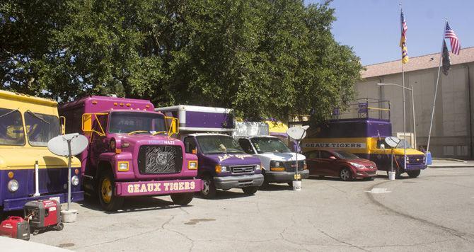 Tailgate Tales: 17-year tailgate veterans upgrade experience by adding deck to roof of truck