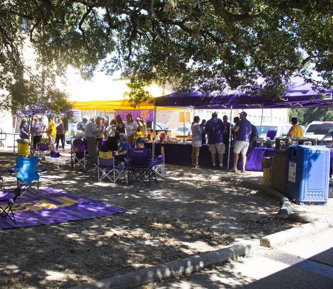 Krewe of Old School cooks traditional grub for LSU Homecoming Game