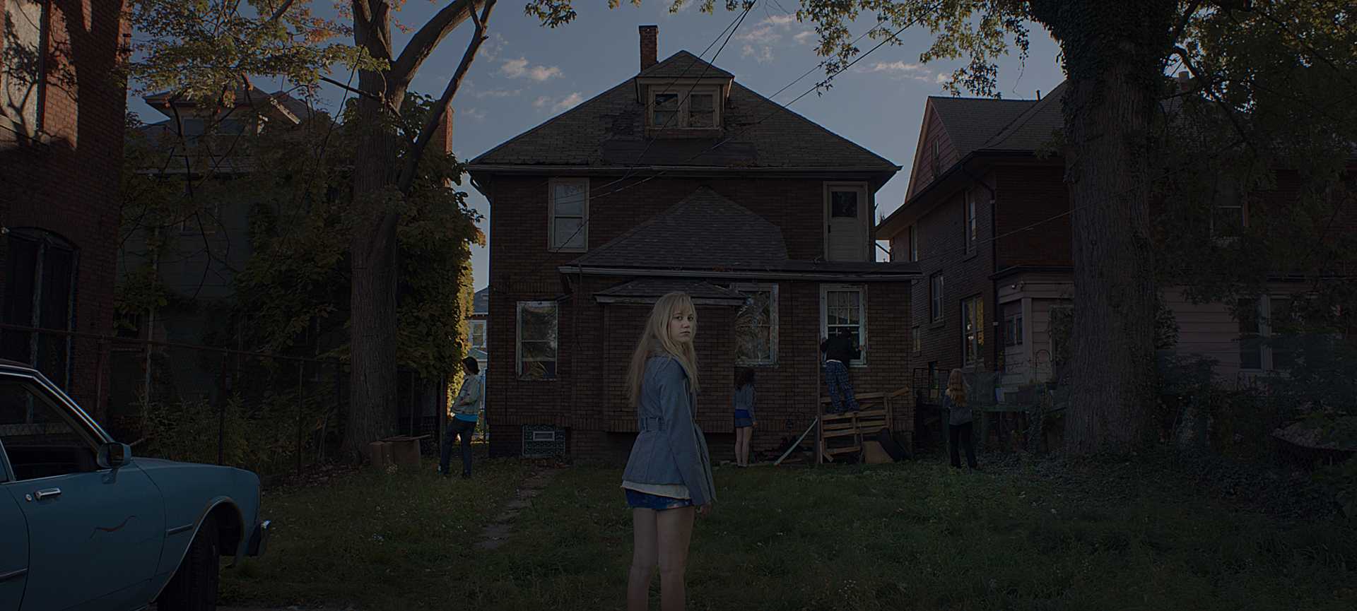 Review: 'It Follows' blends dream with reality, scares through allegory