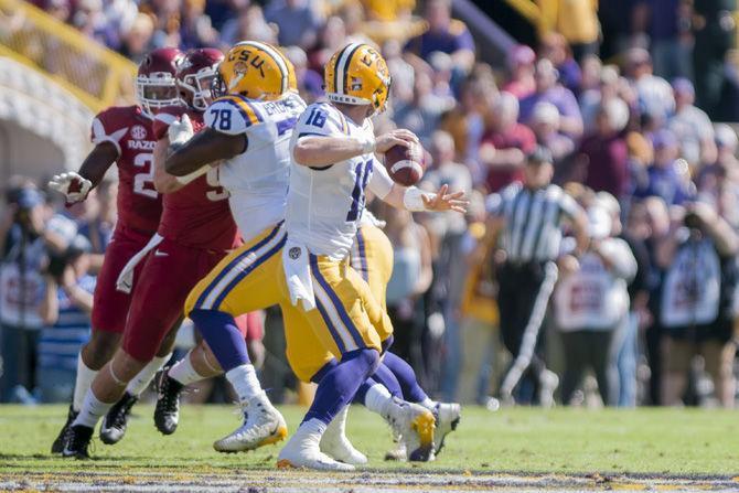 LSU senior quarterback Danny Etling (16) scans for receivers during the Tigers&#8217; 33-10 victory against Arkansas on Saturday, Nov. 11, 2017, in Tiger Stadium.