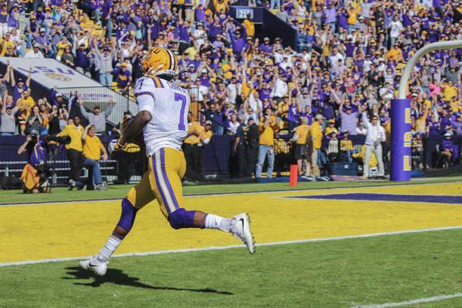 LSU senior wide receiver DJ Chark (7) runs in a touchdown during Tigers&#8217; 33-10 victory against Arkansas on Saturday, Nov. 11, 2017, in Tiger Stadium.