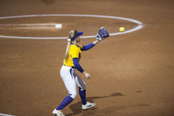 PHOTOS: LSU Softball Defeats Illinois-Chicago 3-0