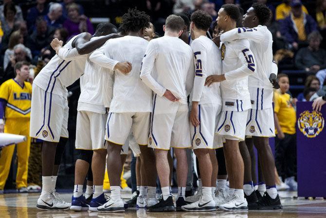 LSU men&#8217;s basketball team huddles together during the Tigers&#8217; 77-63 win against Texas A&amp;M on Tuesday, Jan. 23, 2018, in the PMAC.