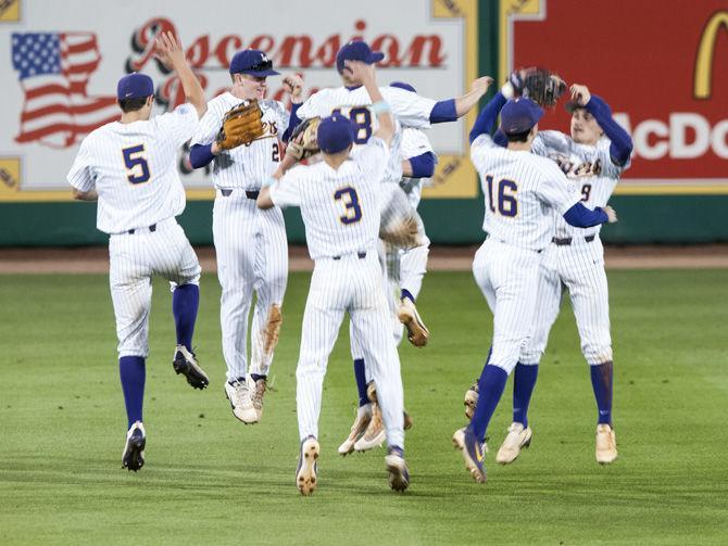 The LSU team celebrates during the Tigers&#8217; 10-4 win against Tulane on Wednesday, March 21, 2018, at Alex Box Stadium.