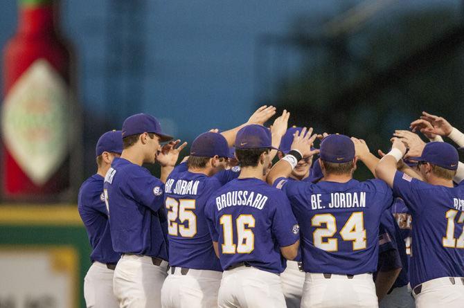 The home team forms a huddle before the Tigers&#8217; 5-1 win against Hawaii on Saturday, March 10, 2018, at Alex Box Stadium.