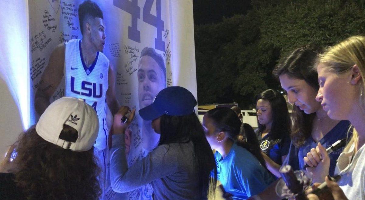 Students sign poster of Wayde Sims