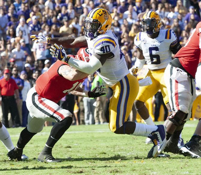 LSU junior linebacker Devin White (40) rushes for the ball during LSU's 36-16 win against Georgia on Saturday, Oct. 13, 2018, at Tiger Stadium