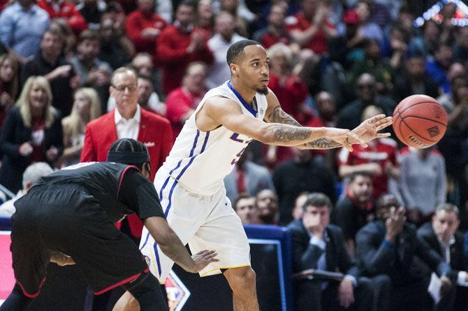 LSU junior guard Daryl Edwards (5) passes the ball during the Tigers&#8217; 84-76 National Invitation Tournament victory against UL-Lafayette on Wednesday, March 14, 2018, in the PMAC.